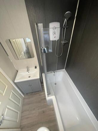 4 bed House to rent Image 6