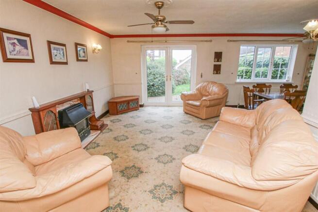 OPEN PLAN LOUNGE/DINING AREA