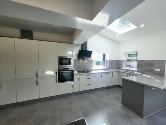 3 bed House to rent Image 9