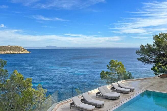 03 cala vinyas Minimalistische Villa mit Meerzugang kaufen sonnenliegen