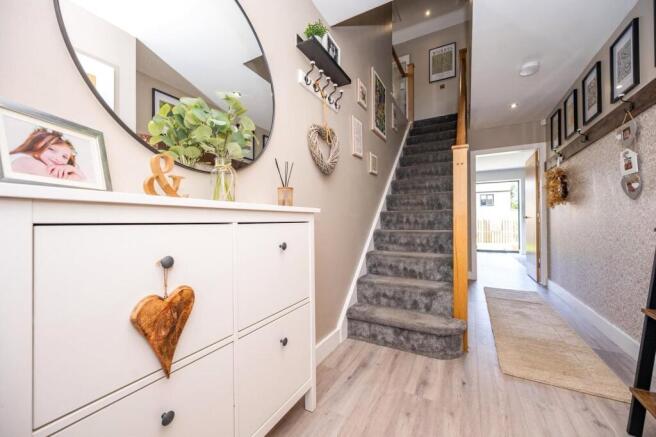 5 bed Detached for sale Image 11