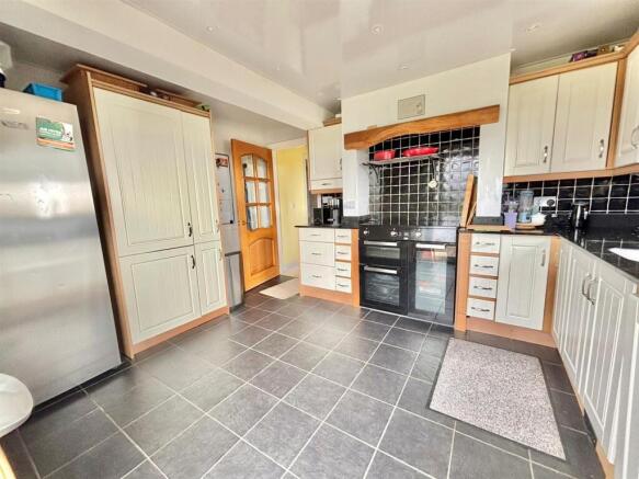 4 bed Detached for sale Image 12