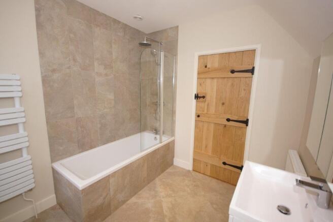 Brittens Lodge - Family Bathroom.jpg