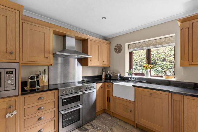 5 bed Detached for sale Image 4