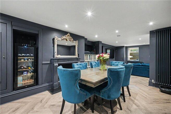 5 bed House for sale Image 4