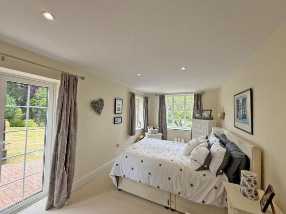 5 bed Detached for sale Image 12