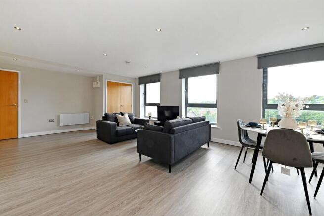 4 bed Apartment to rent Image 12