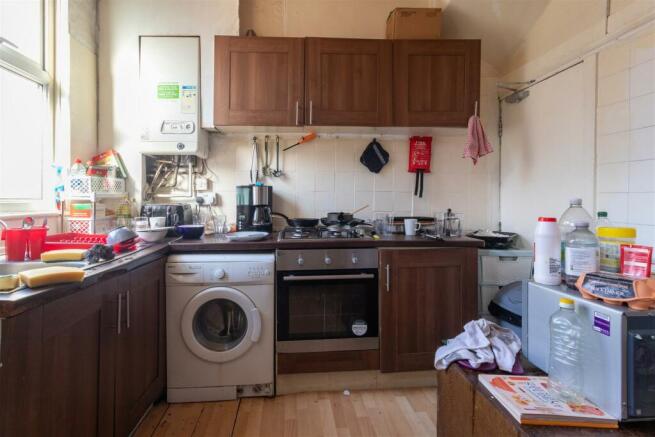 4 bed House to rent Image 8