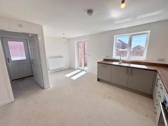 4 bed Detached to rent Image 4