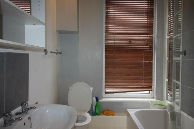 4 bed House to rent Image 7