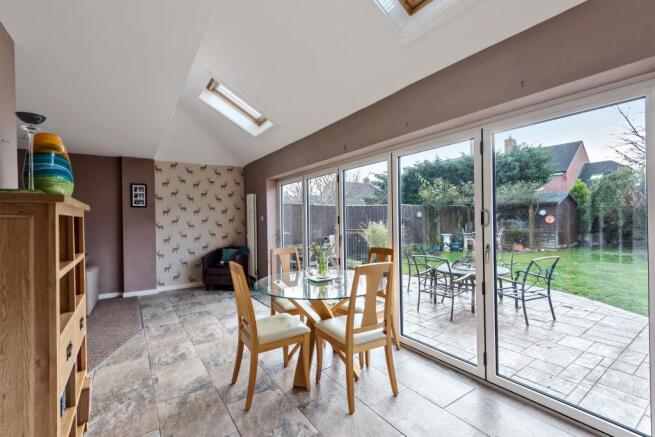 Dining room to garde