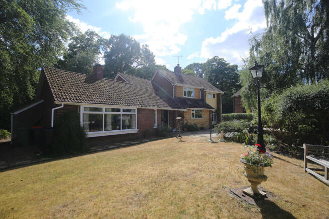 Annexe/front garden