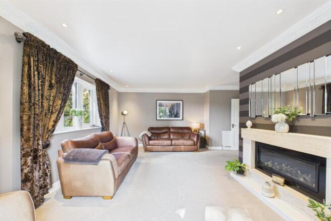 5 bed Detached for sale Image 8
