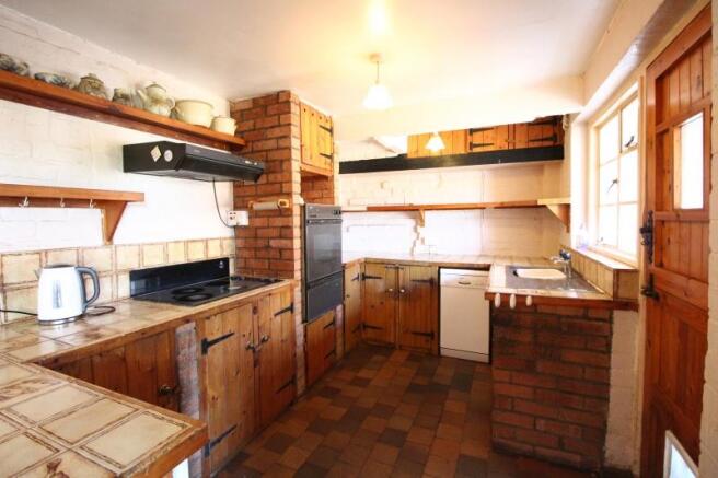 https://s3-eu-west-1.amazonaws.com/propertylab/allanmorris/property-images/standard/5105_23 Tilesford Cottages - Kitchen.JPG