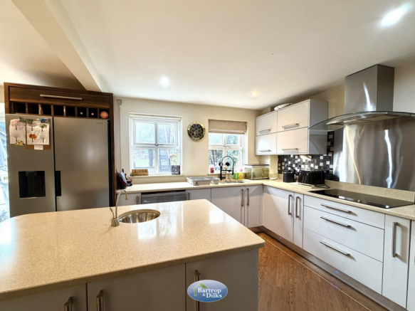 6 bed Detached for sale Image 8