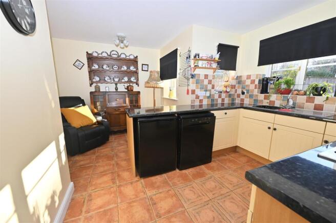 4 bed Detached for sale Image 8