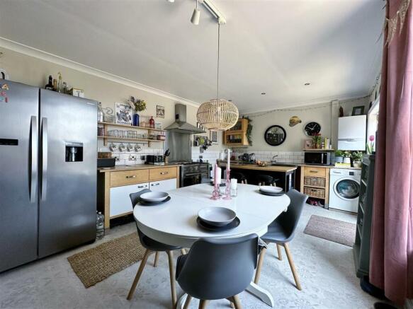 52 Alexandra Road kitchen 2.jpg