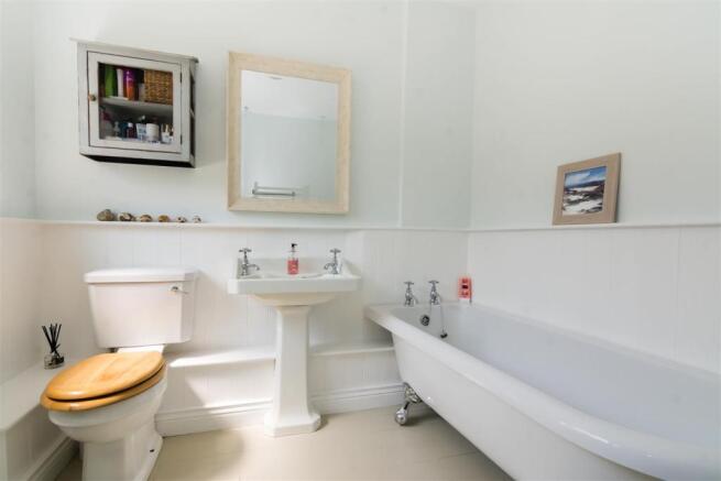 LUXURY HOUSE BATHROOM