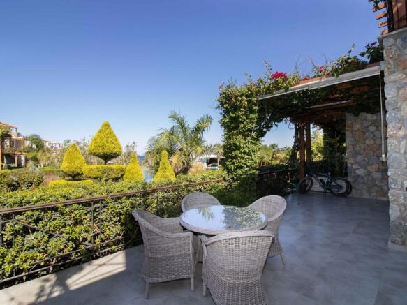 3-bedroom resale garden Seaside apartment + within a luxury holiday complex + Title deed in the owner?s name, VAT paid Image 9999 20