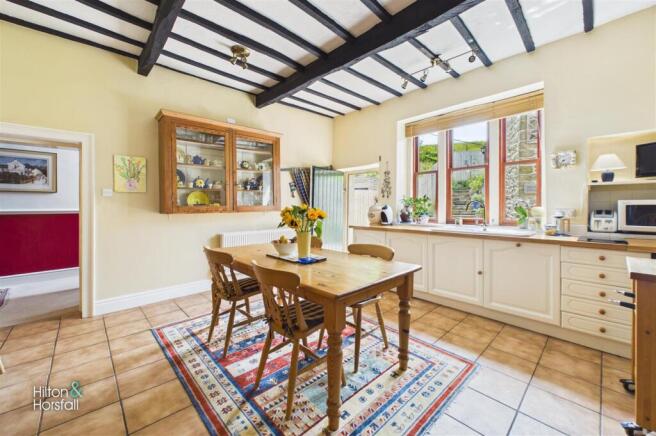 5 bed Town House for sale Image 11