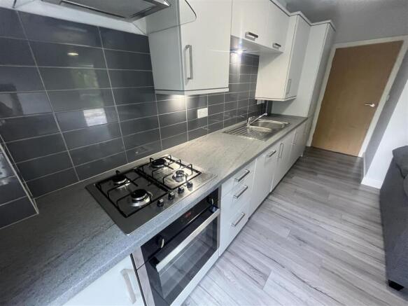 2 bed Apartment to rent Image 8
