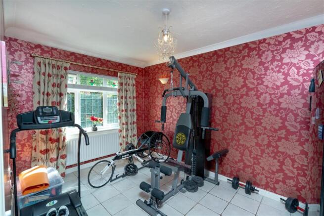 5 bed Detached for sale Image 10