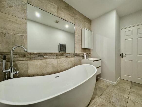 4 bed Link Detached House for sale Image 4