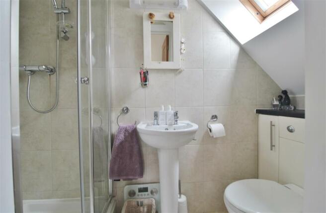 EN-SUITE SHOWER ROOM