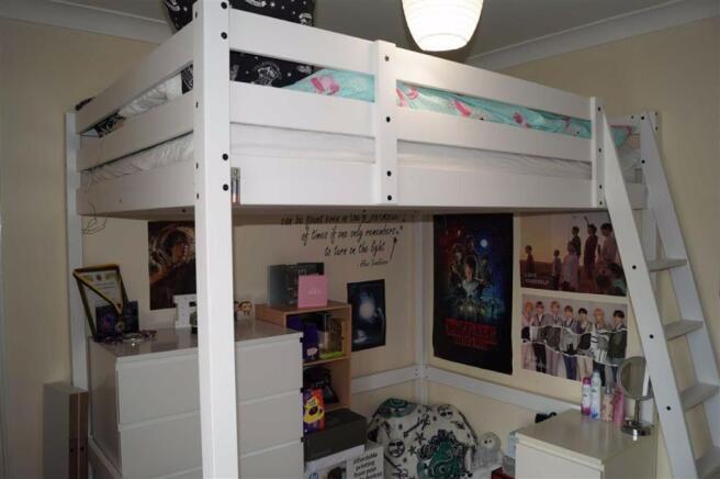 BEDROOM 2 (MIDDLE)