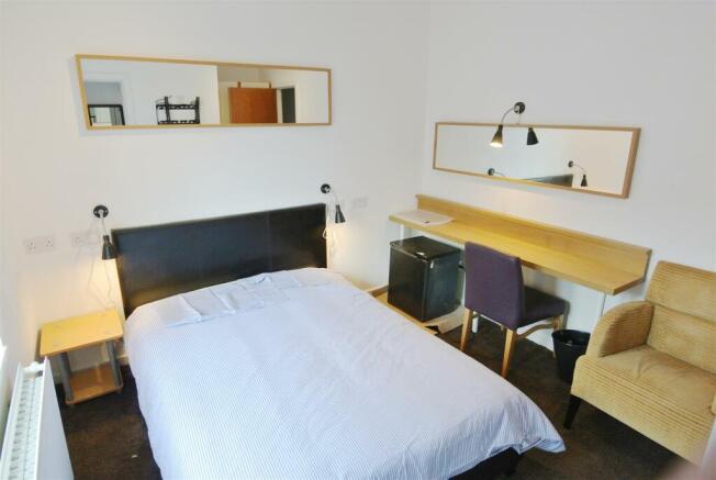 5 bed House to rent Image 5