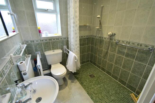 GROUND FLOOR SHOWER ROOM