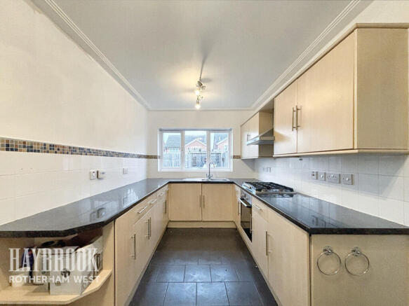 4 bed Detached for sale Image 5