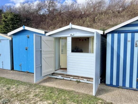 BEACH HUT