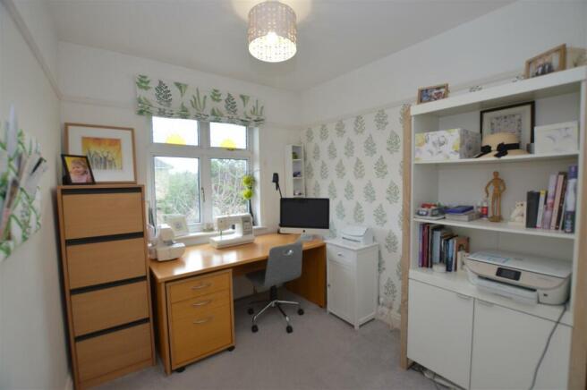 22 Strathearn Ave bed4.JPG