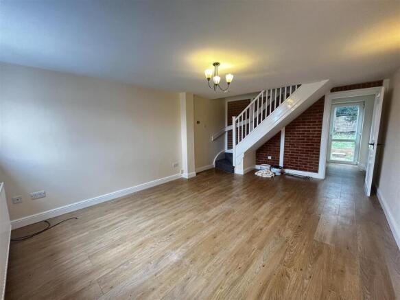 Living Room (1/2)