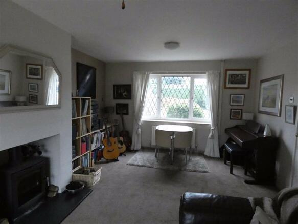 LOUNGE/DINING ROOM