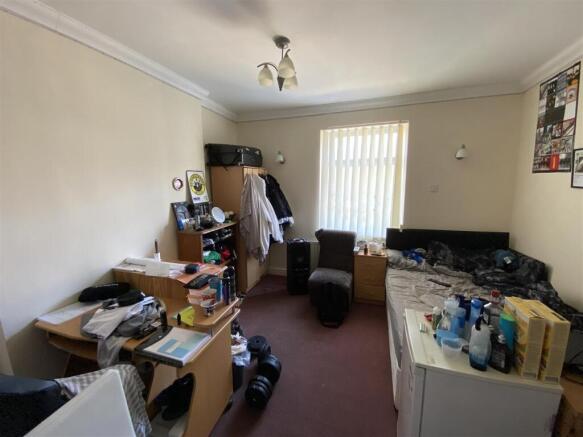 Spacious bedroom with great desk and storage...