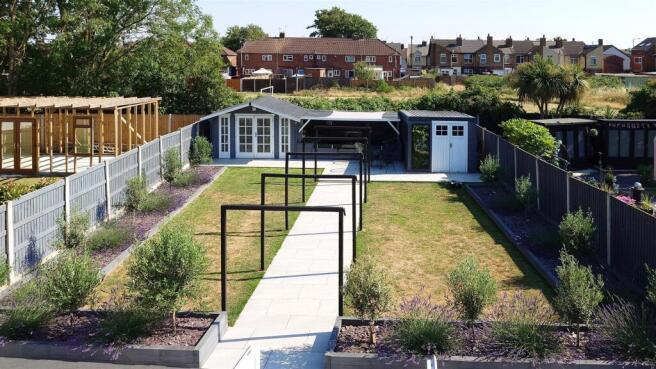 LANDSCAPED REAR GARDEN