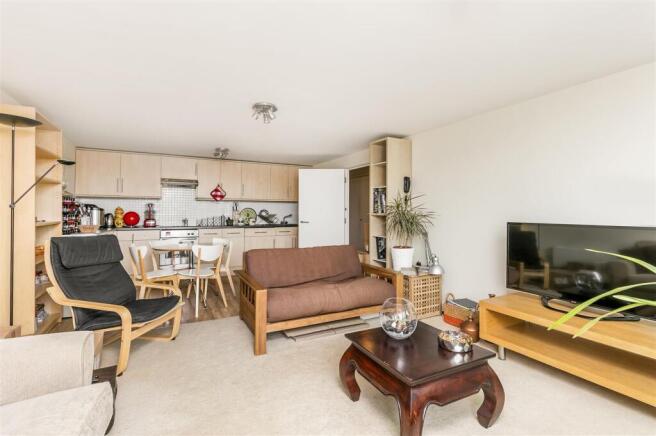 Lettings Fulham Farm Close - Reception.jpg