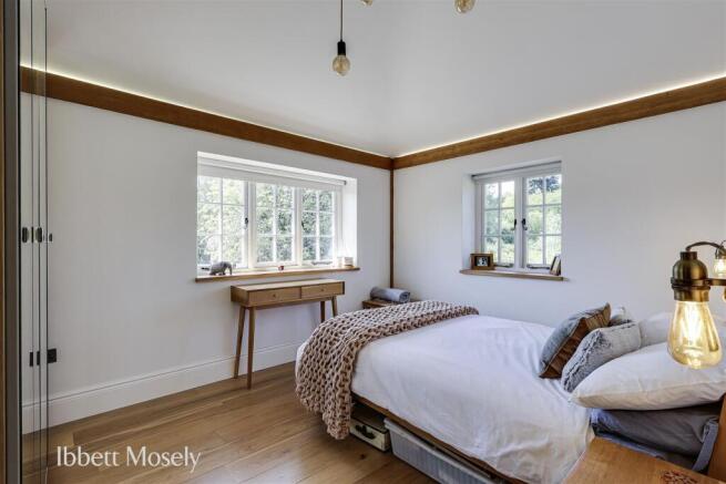 19 Bedroom.jpg