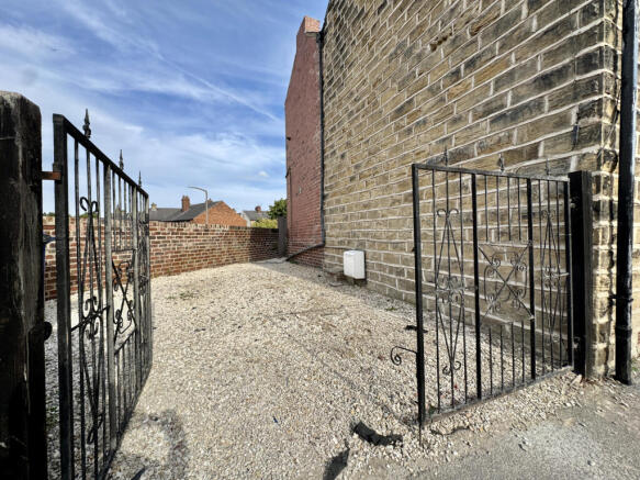 2 bed Terraced to rent Image 12