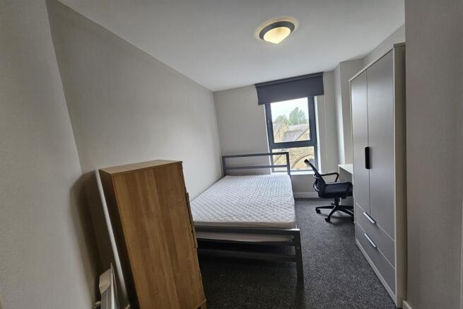 4 bed Apartment to rent Image 6