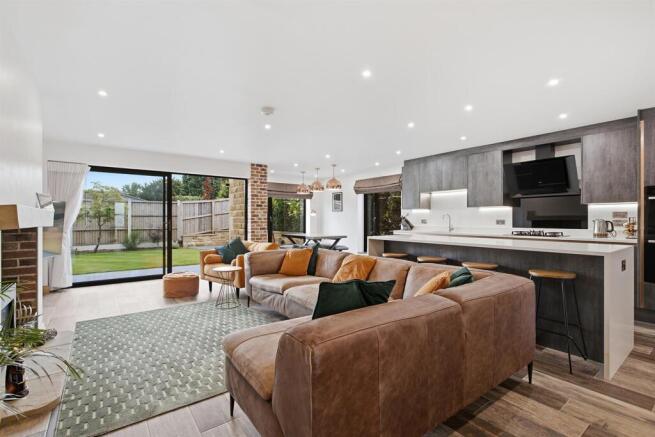 4 bed Link Detached House for sale Image 2
