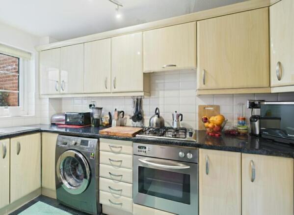 cam01698g0pr0139still003001