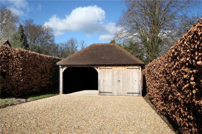 Garage/Car Port
