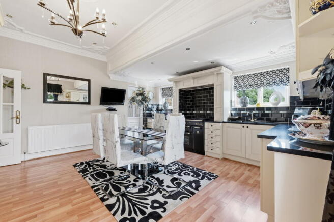 4 bed Bungalow for sale Image 6
