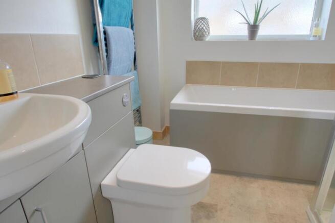 BATHROOM/SHOWER/WC: