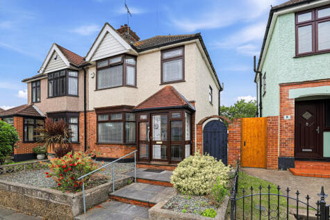 Theobalds Avenue, Little Thurrock, Grays, RM17