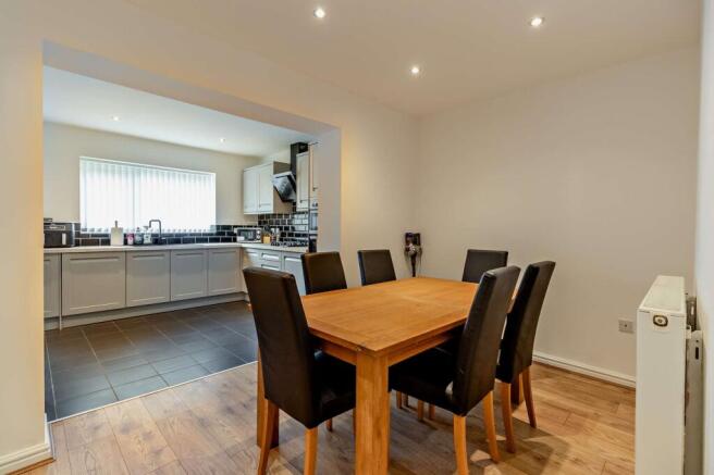 4 bed Semi-Detached for sale Image 4
