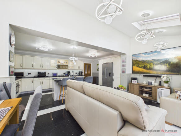4 bed Detached for sale Image 9